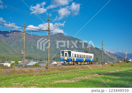 【えちぜん鉄道 (MC6101形)】 撮影場所:福井県吉田郡永平寺町轟 【えちぜん鉄道 (MC6101形)】 撮影場所:福井県吉田郡永平寺町轟 123849550
