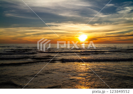 石川 能登半島 日本海 千里浜の夕景 7月 石川 能登半島 日本海 千里浜の夕景 7月 123849552