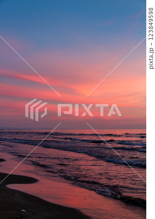 石川　能登半島　日本海　千里浜の夕景　7月 123849598