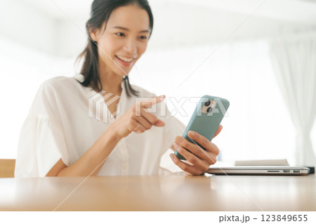 スマホを持つ30代女性 123849655