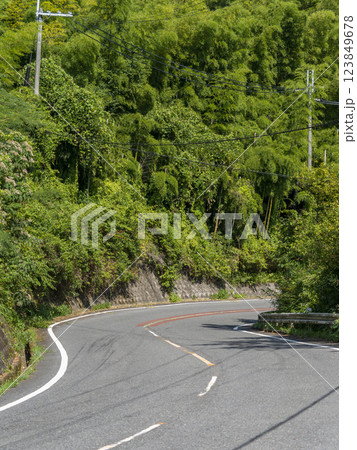 信貴山の峠道 123849678