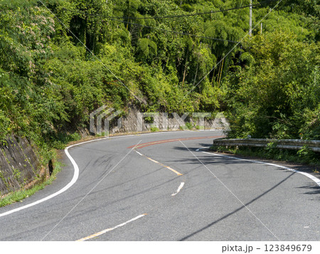 信貴山の峠道 信貴山の峠道 123849679