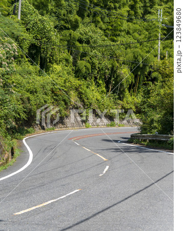 信貴山の峠道 信貴山の峠道 123849680