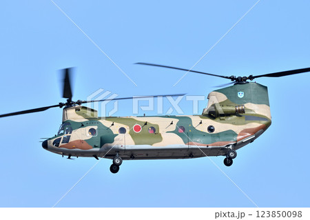 災害 山火事等派遣大型輸送用ヘリコプターCH-47チヌーク 123850098