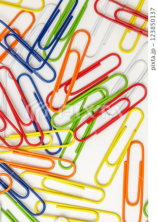 カラフルなゼムクリップ｜縦構図 123850137