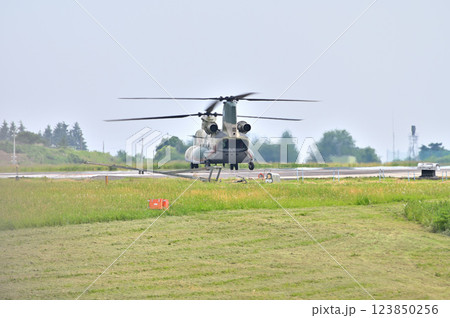 災害 山火事等派遣大型輸送用ヘリコプターCH-47チヌーク 災害 山火事等派遣大型輸送用ヘリコプターCH-47チヌーク 123850256