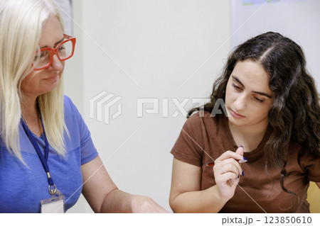 先生と一緒に勉強をする女の子 123850610