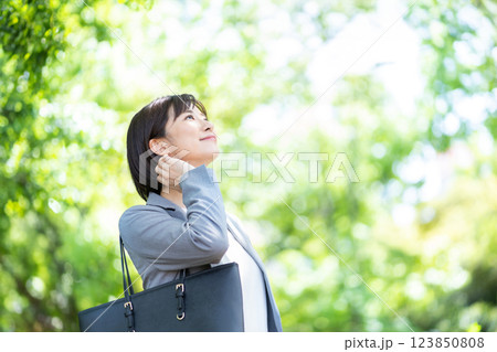 スーツを着た女性社員 スーツを着た女性社員 123850808