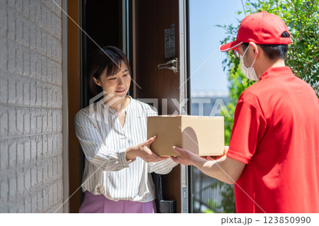 出前を受け取る女性　出前　配達員　受け取り 123850990