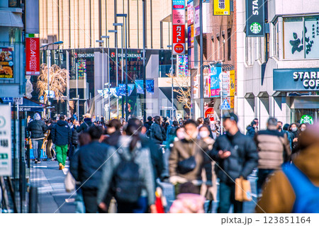 日本の東京都市景観 賑わう池袋。奥は池袋駅東口にあるハレザ池袋。なぜ、再びマ姿…ホコ天… 日本の東京都市景観 賑わう池袋。奥は池袋駅東口にあるハレザ池袋。なぜ、再びマ姿…ホコ天… 123851164