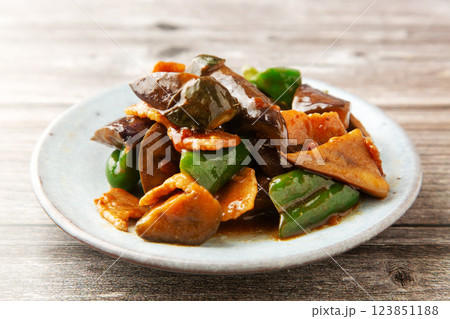 茄子と豚肉の味噌炒め 123851188