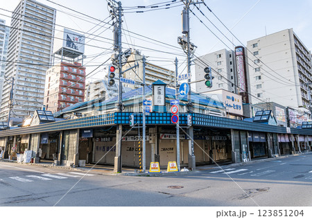 北海道札幌市　鮮魚店が軒を連ねる人気の観光名所　二条市場 123851204