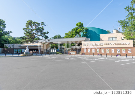 北海道札幌市 快晴の円山動物園 北海道札幌市 快晴の円山動物園 123851336