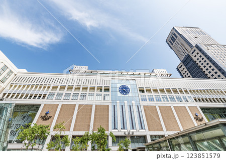 北海道札幌市　札幌の玄関口　晴天のJR札幌駅南口の風景とJRタワー 123851579