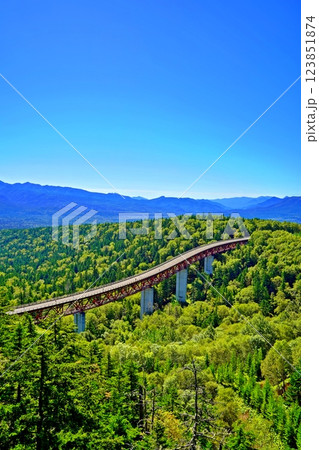 北海道上士幌町　三国峠 松見大橋を望む絶景 123851874