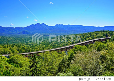 北海道上士幌町 三国峠 松見大橋を望む絶景 北海道上士幌町 三国峠 松見大橋を望む絶景 123851886