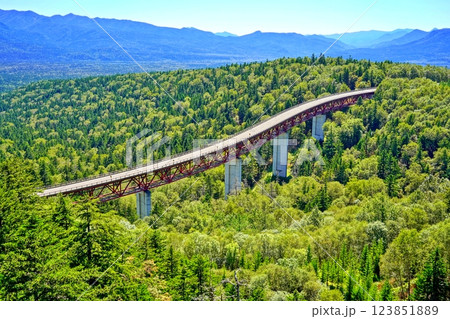 北海道上士幌町 三国峠 松見大橋を望む絶景 北海道上士幌町 三国峠 松見大橋を望む絶景 123851889