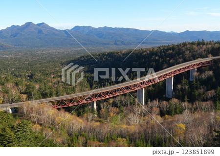 北海道上士幌町 三国峠 松見大橋を望む絶景 北海道上士幌町 三国峠 松見大橋を望む絶景 123851899