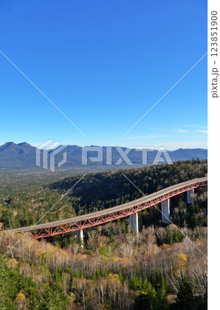 北海道上士幌町　三国峠 松見大橋を望む絶景 123851900