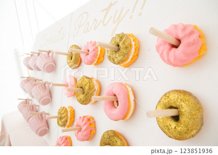 ドーナツの可愛い装飾　ディスプレイのイメージ画像 123851936