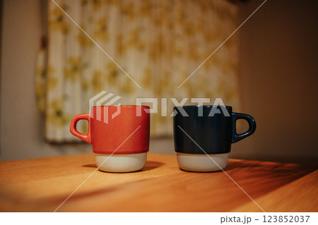 テーブルの上に置かれたコーヒー 123852037