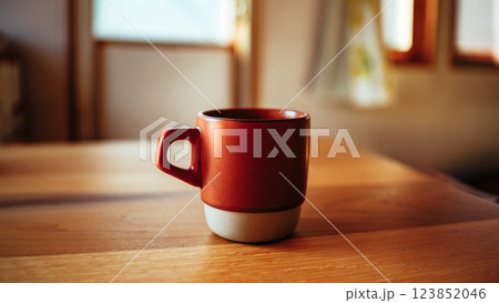 赤いマグカップ 赤いマグカップ 123852046