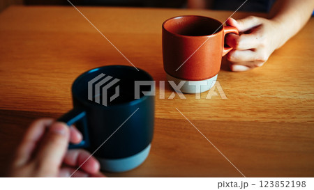 コーヒーを飲むカップル 123852198