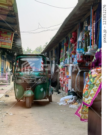 2025.2 バングラデシュ　トゥクトゥク 123852276