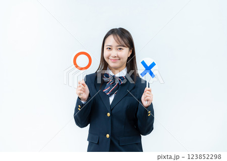 丸印バツ印のプレートを持つ女子高校生 丸印バツ印のプレートを持つ女子高校生 123852298