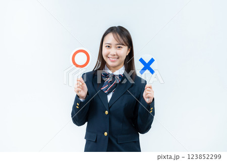 丸印バツ印のプレートを持つ女子高校生 丸印バツ印のプレートを持つ女子高校生 123852299