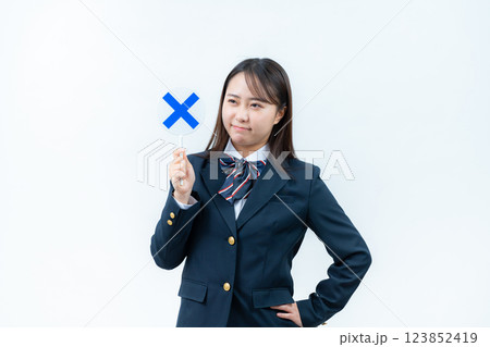 バツ印のプレートを持つ女子高校生 バツ印のプレートを持つ女子高校生 123852419