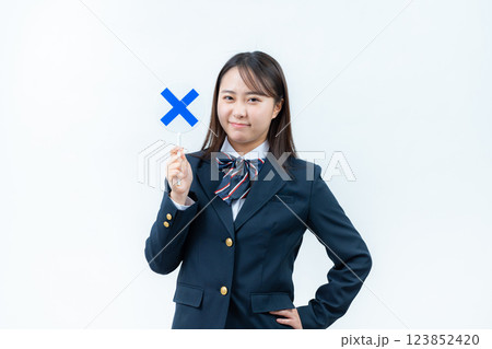 バツ印のプレートを持つ女子高校生 バツ印のプレートを持つ女子高校生 123852420