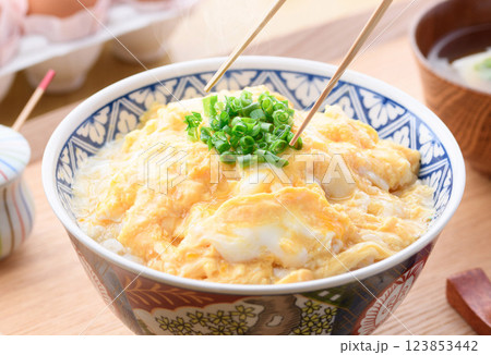 タマゴだけでつくる♪とろっとろあんかけ玉子丼 123853442