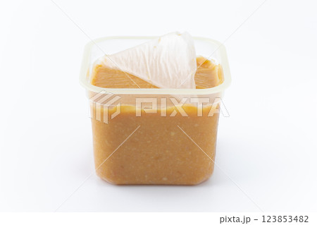 パック入りの米味噌（白） 123853482