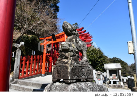 祐徳稲荷神社の鳥居の前の狛犬 祐徳稲荷神社の鳥居の前の狛犬 123853587