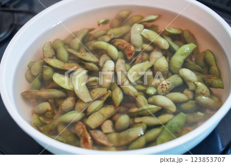 黒枝豆の茹で上がりの瞬間 黒枝豆の茹で上がりの瞬間 123853707