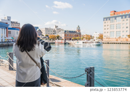 【北九州門司港レトロ　門司港レトロと女性】 123853774