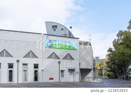 大阪の靭公園のテニスコートのセンターコートの建物 大阪の靭公園のテニスコートのセンターコートの建物 123853855