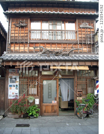 伊勢街道のおはらい町(河西隣水軒 理髪店)(三重県伊勢市) 伊勢街道のおはらい町(河西隣水軒 理髪店)(三重県伊勢市) 123854192