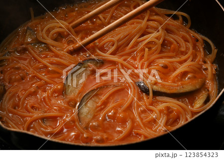 調理中の茄子とツナのトマトソースパスタ 123854323