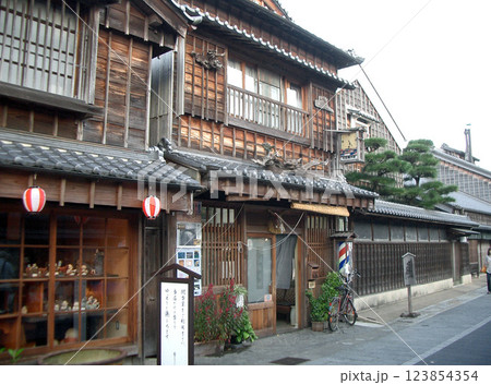 伊勢街道のおはらい町（河西隣水軒　理髪店）（三重県伊勢市） 123854354