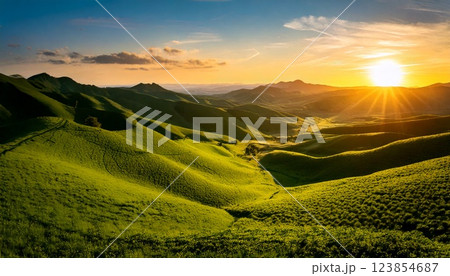 夕暮れに染まる青々とした緑の丘 夕暮れに染まる青々とした緑の丘 123854687