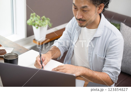 40代のリスキリング 家で資格取得などの勉強をする男性 休日などに自宅で学び直し 40代のリスキリング 家で資格取得などの勉強をする男性 休日などに自宅で学び直し 123854827