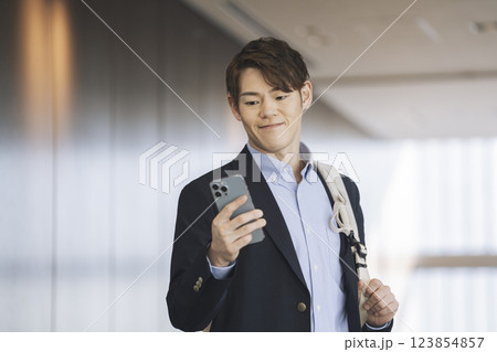 スマートフォンを持った30代のビジネスマン 123854857