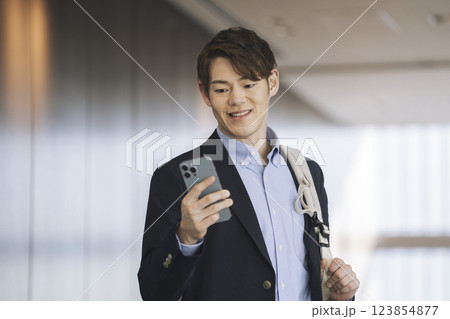 スマートフォンを持った30代のビジネスマン スマートフォンを持った30代のビジネスマン 123854877