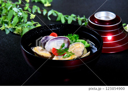 日本の春の味覚 浅利と菜の花のお吸い物 日本の春の味覚 浅利と菜の花のお吸い物 123854900