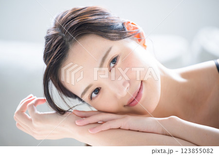 スキンケアを気にする美しい肌の女性のクローズアップカメラ目線で頰杖 123855082