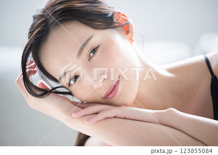 スキンケアを気にする美しい肌の女性のクローズアップカメラ目線で頰杖 123855084