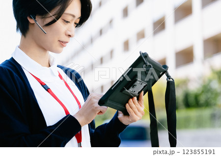 タブレットを操作する医療従事者 タブレットを操作する医療従事者 123855191