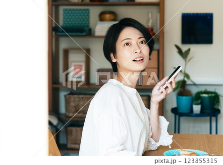 スマホを持つ女性 123855315